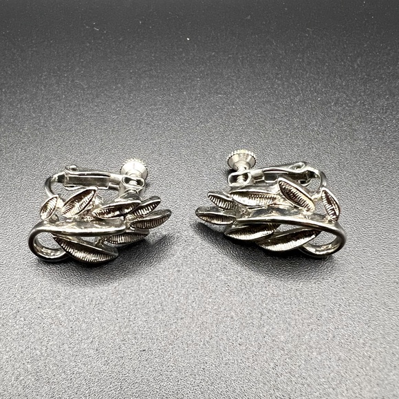 Napier Jewelry - Vintage Napier clip-on/screw-on silver tone leaf earrings